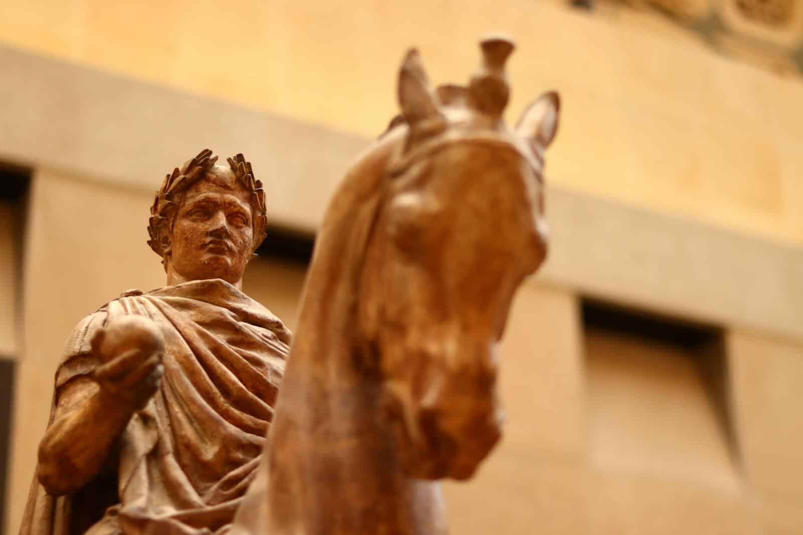 Statue d'un temple romain à Paris, représentat un empereur romain et son cheval